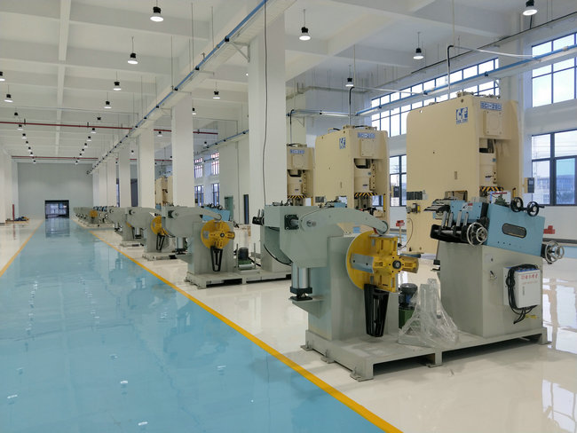 300卷材自動伺服送料機料架整平機配沖床生產(chǎn)線